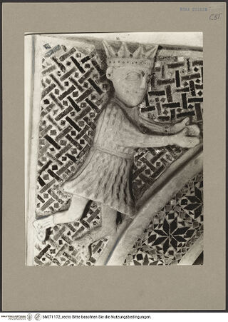 Vorderseite von Hutzel, Max [https://www.deutsche-digitale-bibliothek.de/content/lizenzen/rv-ez/] Altarstipes - Linker Zwickel, Detail: Augustus, bh071172_recto. Foto.