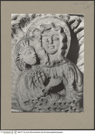 Vorderseite von Hutzel, Max [https://www.deutsche-digitale-bibliothek.de/content/lizenzen/rv-ez/] Altarstipes - Rechter Zwickel, Detail: Madonna, bh071173_recto. Foto.