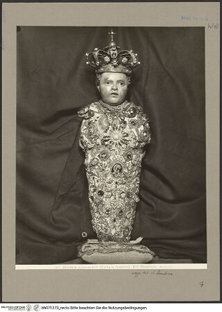 Vorderseite von Alinari [https://www.deutsche-digitale-bibliothek.de/content/lizenzen/rv-ez/] Das heilige Christuskind - Santo Bambino mit Votivgaben und Krone, bh071273_recto. Foto.