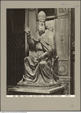 Vorderseite von Alinari [https://www.deutsche-digitale-bibliothek.de/content/lizenzen/rv-ez/] Sitzstatue von Papst Gregor XIII. Boncompagni - , bh071524_recto. Foto.