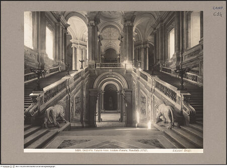 Vorderseite von Alinari [https://www.deutsche-digitale-bibliothek.de/content/lizenzen/rv-ez/] Palazzo RealeScalone d'onore - Blick vom ersten Wendepodest Richtung Vestibolo superiore, bh071704_recto. Foto.