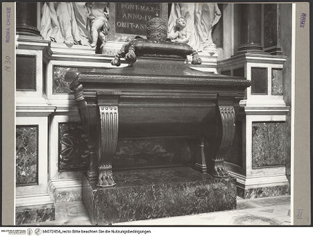 Vorderseite von unbekannt [https://www.deutsche-digitale-bibliothek.de/content/lizenzen/rv-ez/] Grabmal Clemens' XII.antiker Porphyrsarkophag am Grabmal Clemens' XII. - , bh072454_recto. Foto.