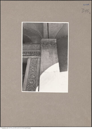 Vorderseite von Urban [https://www.deutsche-digitale-bibliothek.de/content/lizenzen/rv-ez/] Mittleres PortalRechtes Gewände - Teilansicht, bh072527_recto. Foto: Urban, Thomas.