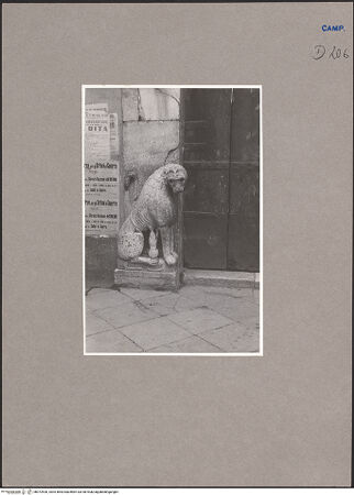 Vorderseite von Urban [https://www.deutsche-digitale-bibliothek.de/content/lizenzen/rv-ez/] Porta dei Leoni (Portal des Atriums)Löwen - Löwe, links, bh072530_recto. Foto: Urban, Thomas.