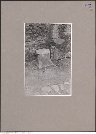 Vorderseite von Urban [https://www.deutsche-digitale-bibliothek.de/content/lizenzen/rv-ez/] Fragment eines Kapitell - Gesamtansicht, bh072654_recto. Foto: Urban, Thomas.