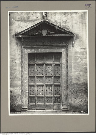 Vorderseite von ICCD [https://www.deutsche-digitale-bibliothek.de/content/lizenzen/rv-ez/] Portalskulptur - Gesamtansicht, bh073209_recto. Foto.