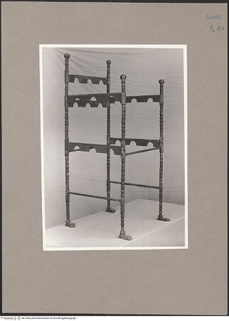 Vorderseite von Sopr. BAS NA [https://www.deutsche-digitale-bibliothek.de/content/lizenzen/rv-ez/] Cathedra von San Barbato - Schrägansicht, bh073856_recto. Foto.