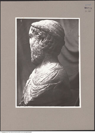 Vorderseite von Sopr. BAS NA [https://www.deutsche-digitale-bibliothek.de/content/lizenzen/rv-ez/] Büste des Taddeo da Sessa (Thaddeus de Suessa) - Profil von rechts, bh073860_recto. Foto.