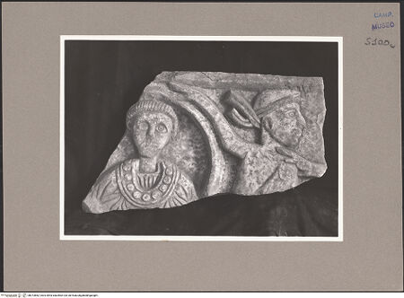 Vorderseite von Sopr. BAS NA [https://www.deutsche-digitale-bibliothek.de/content/lizenzen/rv-ez/] Relief (Vorderseite eines Sarkophags?) - Gesamtansicht, bh073862_recto. Foto.