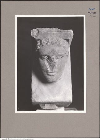 Vorderseite von Sopr. BAS NA [https://www.deutsche-digitale-bibliothek.de/content/lizenzen/rv-ez/] Konsole mit weiblichem Kopf - Frontalansicht, bh073863_recto. Foto.