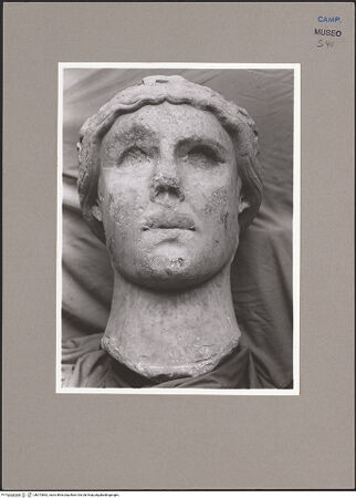 Vorderseite von Sopr. BAS NA [https://www.deutsche-digitale-bibliothek.de/content/lizenzen/rv-ez/] Kopf der Capua Fidelis - Frontalansicht (von unten), bh073882_recto. Foto.