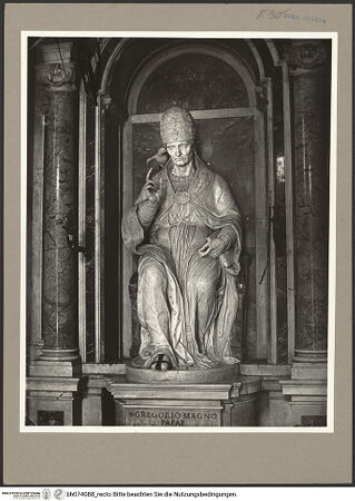 Vorderseite von ICCD [https://www.deutsche-digitale-bibliothek.de/content/lizenzen/rv-ez/] Sitzstatue Gregors des Großen - , bh074088_recto. Foto.