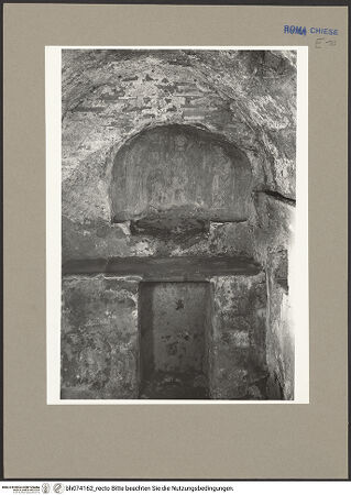 Vorderseite von Bibliotheca Hertziana [https://www.deutsche-digitale-bibliothek.de/content/lizenzen/rv-fz/] Sant'Urbano alla Caffarella - Altar mit Nische, bh074162_recto. Foto.