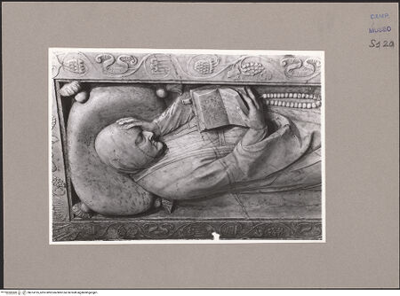 Vorderseite von Sopr. BAS NA [https://www.deutsche-digitale-bibliothek.de/content/lizenzen/rv-ez/] Grabplatte einer Witwe - Detail, bh074195_recto. Foto.