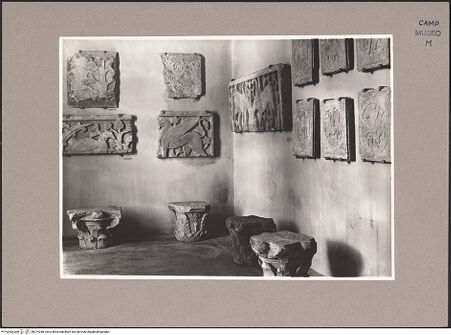 Vorderseite von Sopr. BAS NA [https://www.deutsche-digitale-bibliothek.de/content/lizenzen/rv-ez/] Saal der mittelalterlichen Skulptur - Teilansicht, bh074288_recto. Foto.