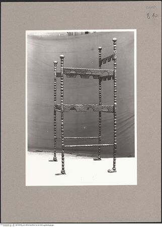 Vorderseite von Sopr. BAS NA [https://www.deutsche-digitale-bibliothek.de/content/lizenzen/rv-ez/] Cathedra von San Barbato - Schrägansicht, bh074298_recto. Foto.