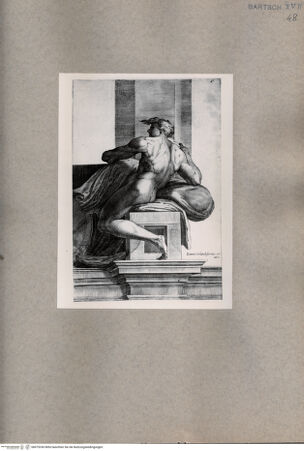 Vorderseite von  [http://creativecommons.org/publicdomain/mark/1.0/] Sitzender Mann - , bh075245. Foto.