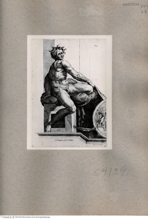 Vorderseite von  [http://creativecommons.org/publicdomain/mark/1.0/] Sitzender Mann - , bh075246. Foto.