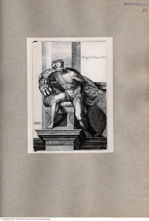 Vorderseite von  [http://creativecommons.org/publicdomain/mark/1.0/] Sitzender Mann - , bh075248. Foto.