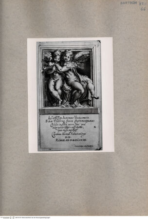 Vorderseite von  [http://creativecommons.org/publicdomain/mark/1.0/] Zwei sich umarmende Putti - , bh076707. Foto.