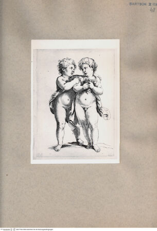 Vorderseite von  [http://creativecommons.org/publicdomain/mark/1.0/] Zwei nackte Knaben mit Weintrauben - , bh077042. Foto.