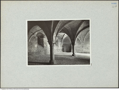 Vorderseite von Bibliotheca Hertziana [http://creativecommons.org/licenses/by-nc-sa/4.0/] Abbazia di San Galgano - Inneres nach Südosten, bh079668_recto. Foto: Degenhart-Bauer, Hilde.