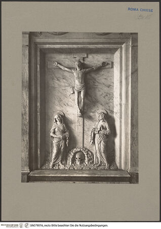 Vorderseite von Sopr. Mon. Laz. [https://www.deutsche-digitale-bibliothek.de/content/lizenzen/rv-fz/] Altar mit Relief Christi am Kreuz mit Maria und dem heiligen Johannes - , bh079816_recto. Foto.