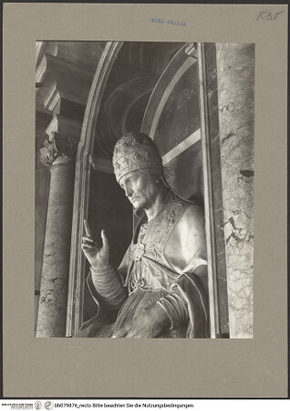 Vorderseite von Fototeca Unione [https://www.deutsche-digitale-bibliothek.de/content/lizenzen/rv-ez/] Sitzstatue Gregors des Großen - Oberkörper, bh079876_recto. Foto.