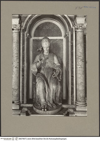 Vorderseite von Fototeca Unione [https://www.deutsche-digitale-bibliothek.de/content/lizenzen/rv-ez/] Sitzstatue Gregors des Großen - Gesamtansicht, bh079877_recto. Foto.