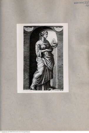 Vorderseite von  [http://creativecommons.org/publicdomain/mark/1.0/] Junge Frau (Muse) mit einer Schale in der Form eines Vogels - , bh080087. Foto.