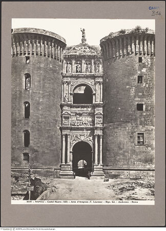 Vorderseite von Alinari [https://www.deutsche-digitale-bibliothek.de/content/lizenzen/rv-ez/] Triumphbogen Alfonsos V - Triumphbogen mit Torre di Mezzo und Torre di Guardia aus Westen, bh080594_recto. Foto.