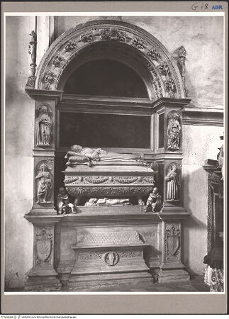 Vorderseite von ICCD [https://www.deutsche-digitale-bibliothek.de/content/lizenzen/rv-ez/] Hauptportal - Tympanon, Archivolte, Türsturz (rechte Seite), bh082545_recto. Foto.