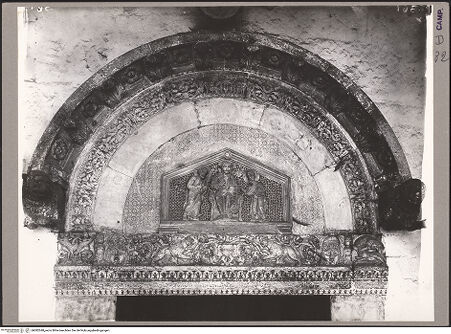 Vorderseite von ICCD [https://www.deutsche-digitale-bibliothek.de/content/lizenzen/rv-ez/] Hauptportal - Tympanon, Archivolte, Türsturz, bh082548_recto. Foto.