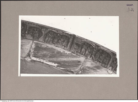 Vorderseite von ICCD [https://www.deutsche-digitale-bibliothek.de/content/lizenzen/rv-ez/] Archivolte der mittleren ArkadeSzenen aus dem Leben des heiligen Petrus - Der Wettkampf zwischen Petrus und Simon Magus auf dem Forum; Petrus schickt einen Hund in das Haus, um Simon aufzufordern, herauszukommen, bh082673_recto. Foto.