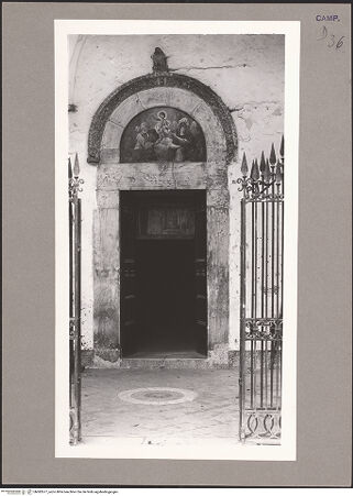 Vorderseite von ICCD [https://www.deutsche-digitale-bibliothek.de/content/lizenzen/rv-ez/] Rechtes Nebenportal - Gesamtansicht, bh082677_recto. Foto.