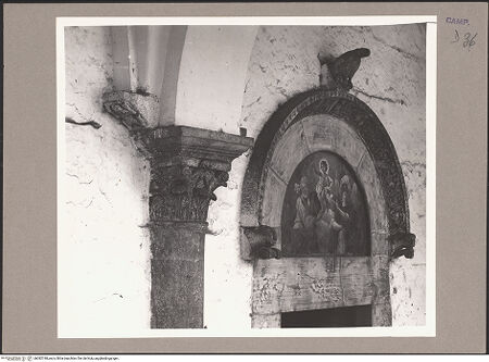 Vorderseite von ICCD [https://www.deutsche-digitale-bibliothek.de/content/lizenzen/rv-ez/] Rechtes Nebenportal - Tympanon, Archivolte, Türsturz von links, bh082748_recto. Foto.