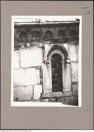 Vorderseite von ICCD [https://www.deutsche-digitale-bibliothek.de/content/lizenzen/rv-ez/] DuomoSüdwestfassade - Drittes Fenster des Seitenschiffes, bh082751_recto. Foto.