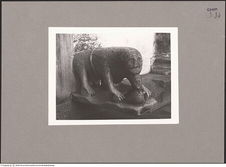 Vorderseite von ICCD [https://www.deutsche-digitale-bibliothek.de/content/lizenzen/rv-ez/] HauptportalLöwen seitlich des Portals - Löwe rechts, bh082754_recto. Foto.