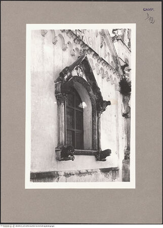 Vorderseite von ICCD [https://www.deutsche-digitale-bibliothek.de/content/lizenzen/rv-ez/] Fassadenfenster - Schrägansicht, bh082823_recto. Foto.