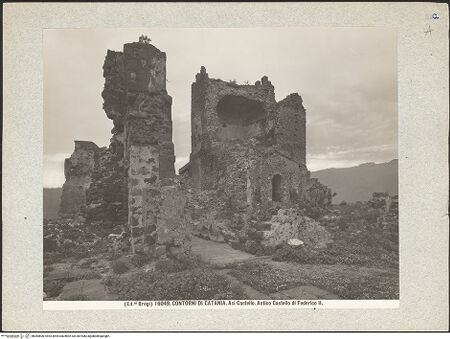 Vorderseite von Alinari [https://www.deutsche-digitale-bibliothek.de/content/lizenzen/rv-ez/] Castello - Reste des Baues, bh084800_recto. Foto.