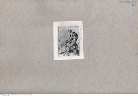 Vorderseite von  [http://creativecommons.org/publicdomain/mark/1.0/] Nackter Mann auf einen Baumstamm gestützt - , bh084849. Foto.