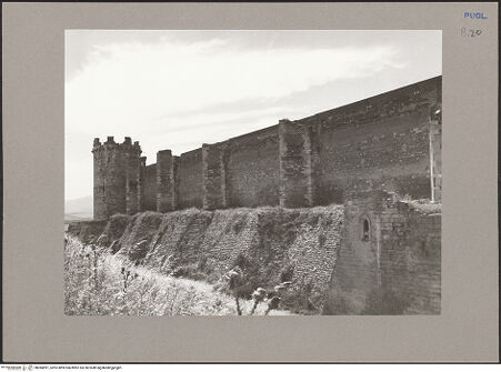 Vorderseite von Hutzel, Max [https://www.deutsche-digitale-bibliothek.de/content/lizenzen/rv-ez/] Fortezza AngioinaOstseite - Teilansicht von Nordosten; Torre Leonessa links, bh084991_recto. Foto: Hutzel, Max.