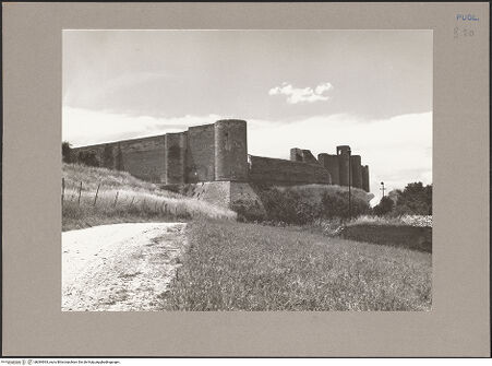 Vorderseite von Hutzel, Max [https://www.deutsche-digitale-bibliothek.de/content/lizenzen/rv-ez/] Fortezza AngioinaOstseite - Nordöstliche Ecke von Osten; Torre del Leone, bh084993_recto. Foto: Hutzel, Max.