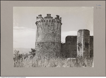 Vorderseite von Hutzel, Max [https://www.deutsche-digitale-bibliothek.de/content/lizenzen/rv-ez/] Fortezza AngioinaTorre della Leonessa - Torre della Regina - Ansicht von Osten, bh084994_recto. Foto: Hutzel, Max.