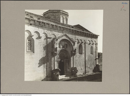 Vorderseite von Hutzel, Max [https://www.deutsche-digitale-bibliothek.de/content/lizenzen/rv-ez/] San Leonardo di SipontoAußenbauNordfassade - Teilansicht von Nordosten, bh084997_recto. Foto: Hutzel, Max.