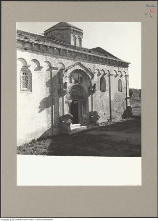 Vorderseite von Hutzel, Max [https://www.deutsche-digitale-bibliothek.de/content/lizenzen/rv-ez/] San Leonardo di SipontoAußenbauNordfassade - Teilansicht von Nordosten, bh085000_recto. Foto: Hutzel, Max.