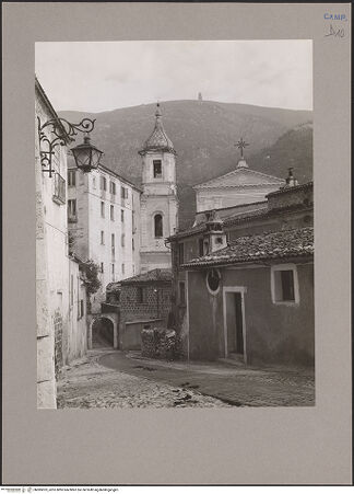 Vorderseite von Hutzel, Max [https://www.deutsche-digitale-bibliothek.de/content/lizenzen/rv-ez/] Santa Maria Maggiore - Fassade und Campanile, bh085023_recto. Foto: Hutzel, Max.