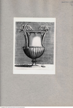 Vorderseite von  [http://creativecommons.org/publicdomain/mark/1.0/] Vase mit kleinen Putten unterhalb des Randes - , bh085396. Foto.