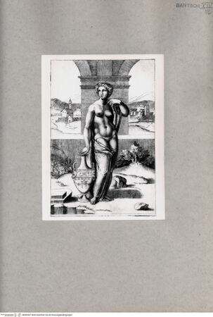 Vorderseite von  [http://creativecommons.org/publicdomain/mark/1.0/] Halbbekleidete Frau mit einer Vase - , bh085407. Foto.