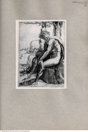 Vorderseite von  [http://creativecommons.org/publicdomain/mark/1.0/] Sitzender Mann - , bh085425. Foto.